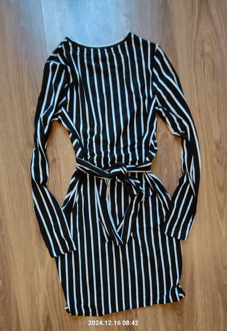 Sukienka w paski czarna biała dress dopasowana przewiązywana mini dług