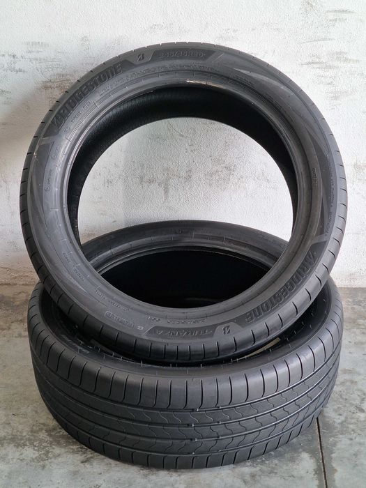 2 Pneus BRIDGESTONE Semi Novos 245/45R20