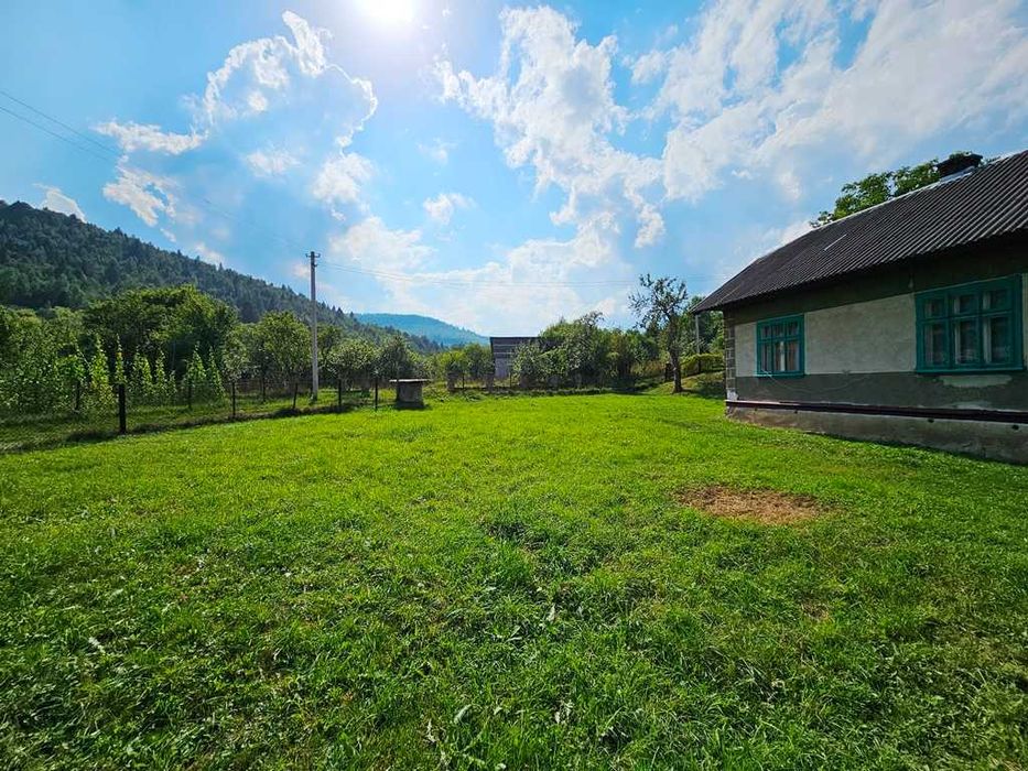 Компактний житловий будинок в мальовничому куточку Карпат...