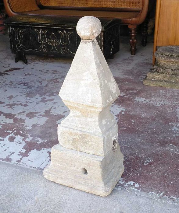 Antigo topo final em pedra de xisto