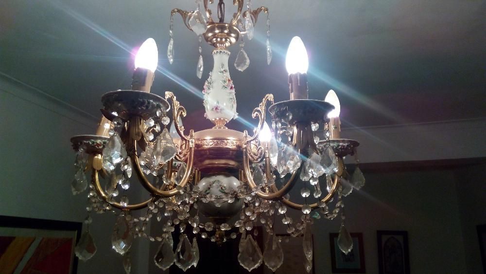 Candeeiro em latão, porcelana e cristal