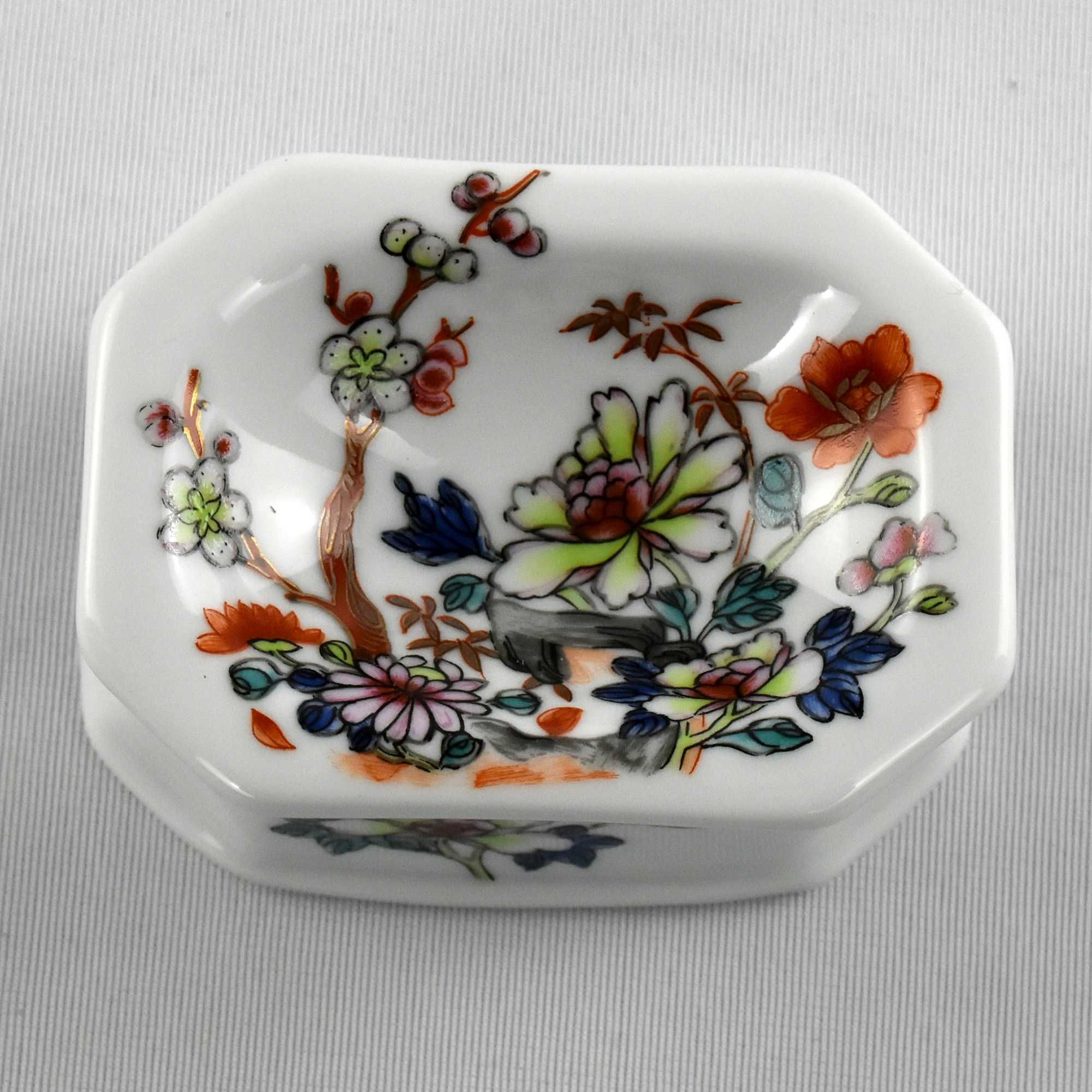 Saleiro em porcelana ricamente decorado com flores ao gosto oriental