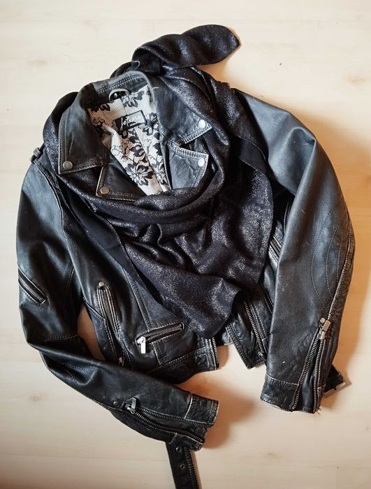Srebrna chusta czarna połyskująca rock goth alternative elegancka