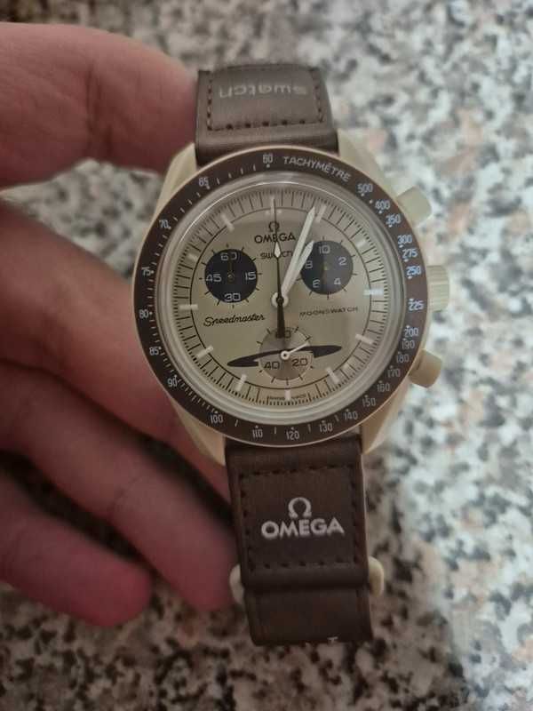 SO33T100 Omega Swatch – Saturn w Metalicznym Odcieniu