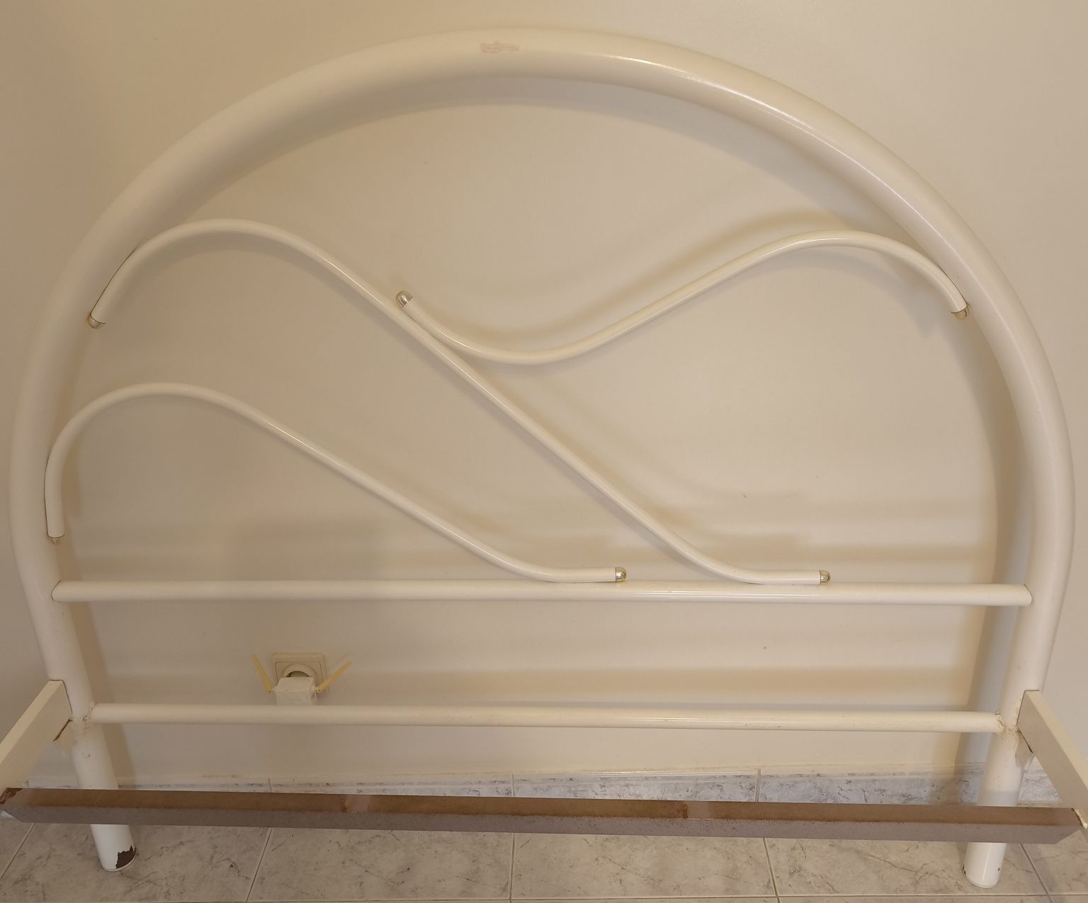 Cama casal em ferro  com estrado