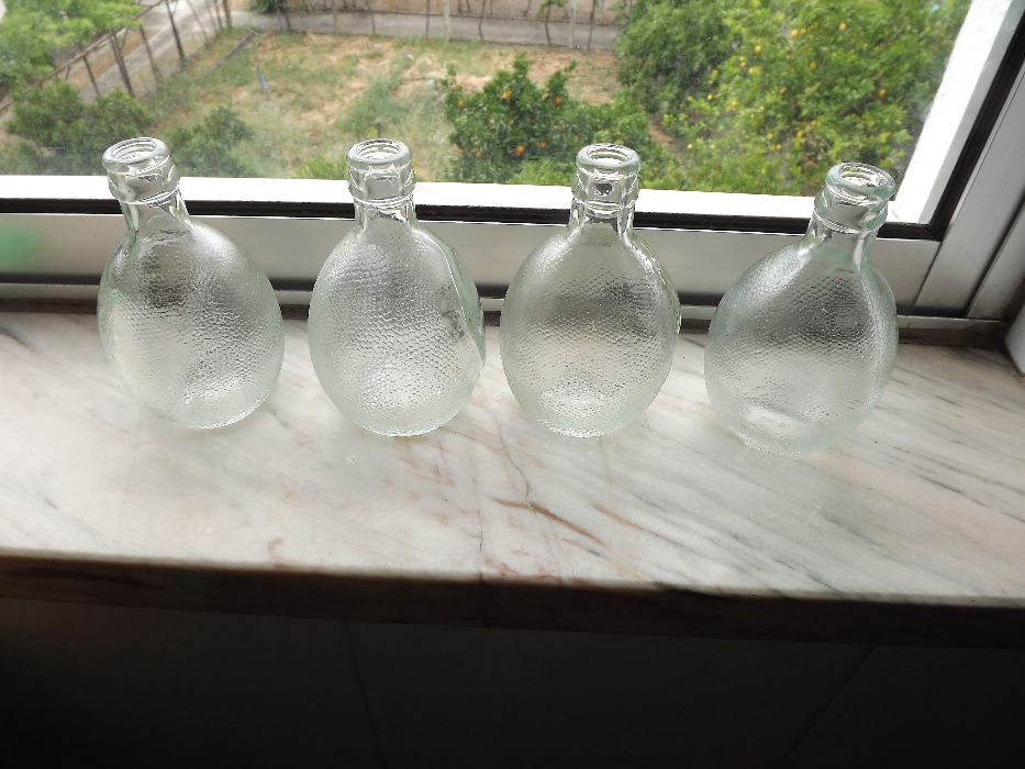 Antigas garrafas de refrigerante laranjina c