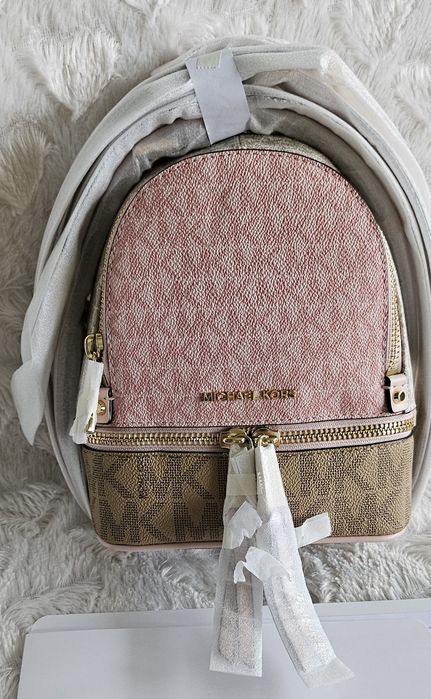 Sprzedam Piękny Nowy plecaczek Mini rhea firmy Michael Kors 

Plecacze