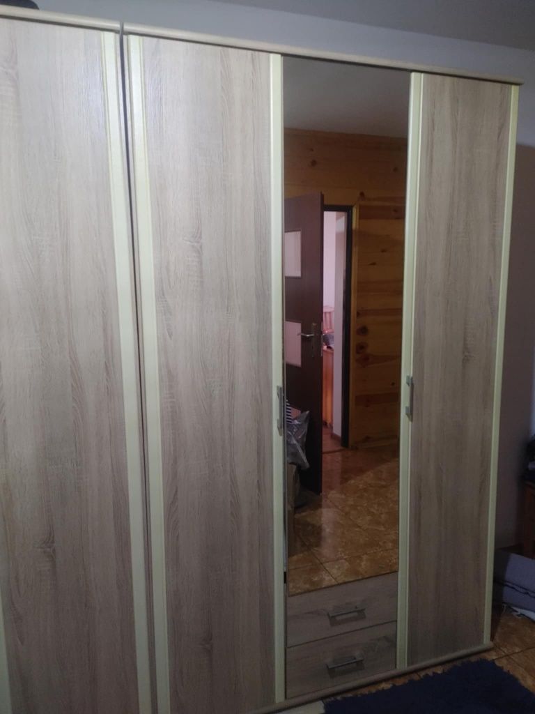 Trzydrzwiowa szafa przesuwna z lustrem