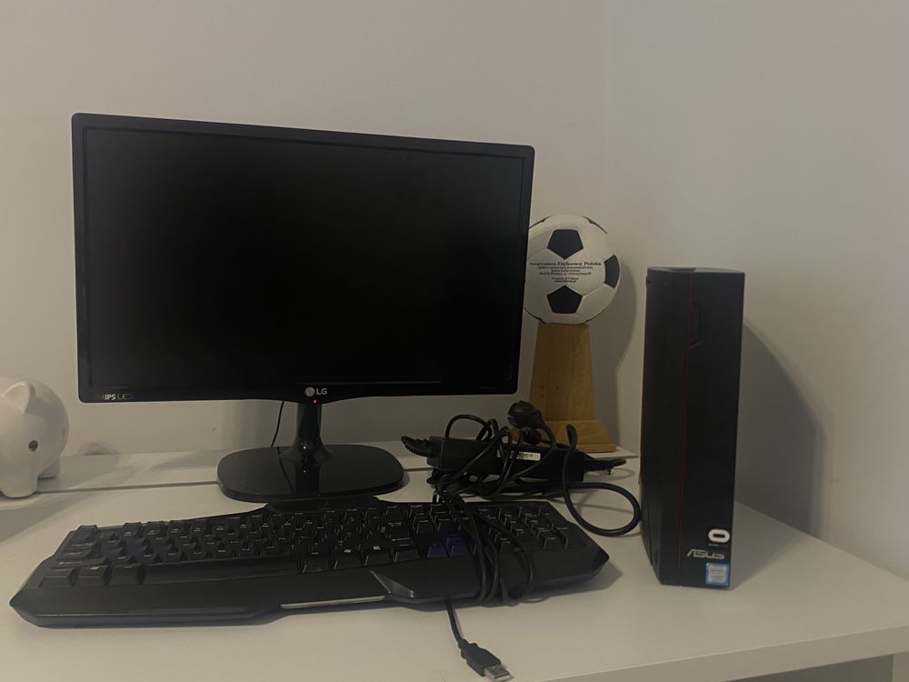 Komputer Asus w zestawie z monitorem i klawiaturą