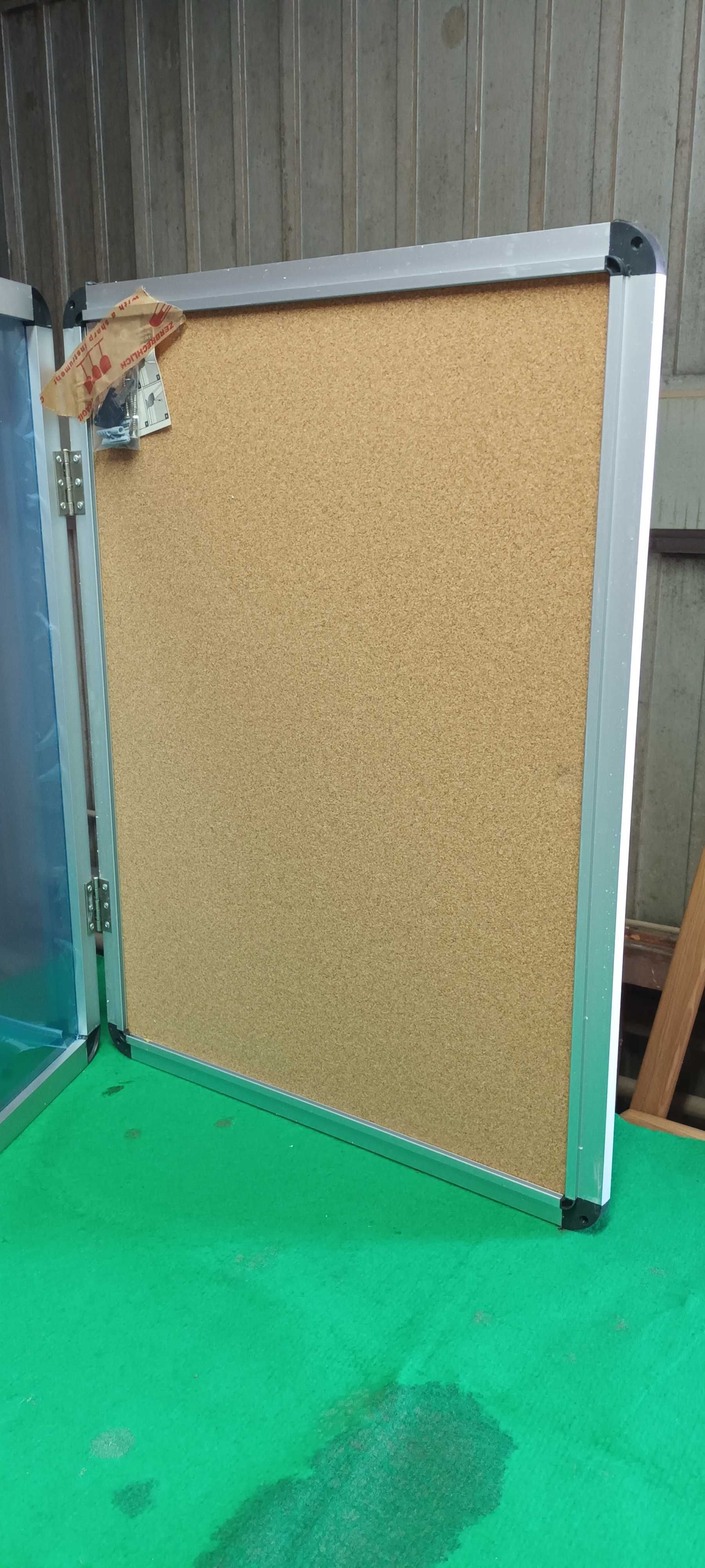 Quadro de aviso de condomínio com porta e fechadura