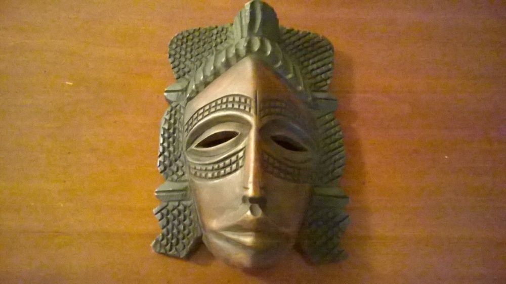 Máscara de madeira antiga