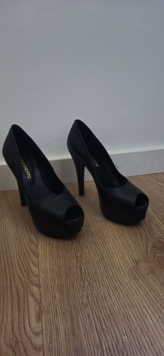 Sapatos altos novos