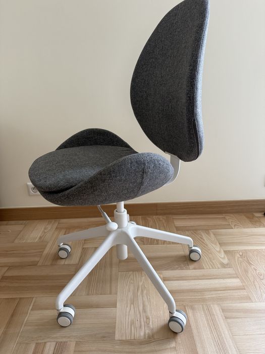 krzesło biurowe IKEA HATTEFJÄLL w kolorze szarym bez podłokietników