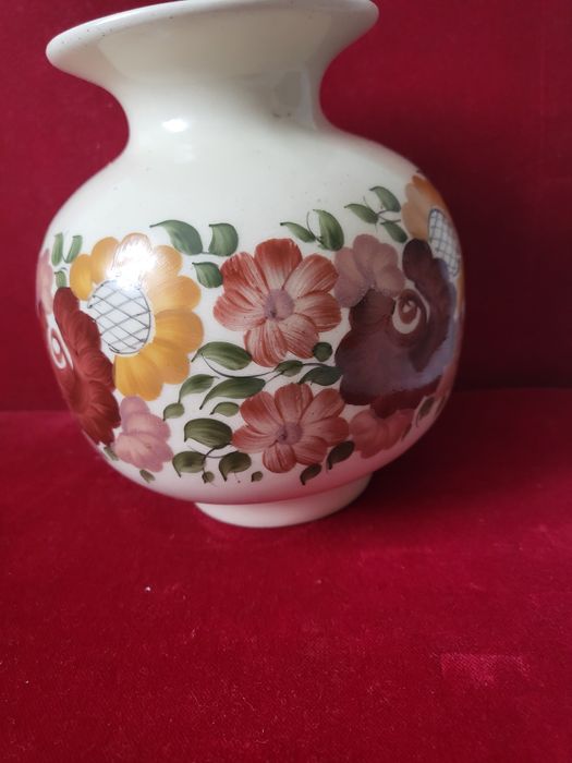 Piekny  wazon z podpisem  ceramika - fajans .- zdobiony recz.lata 60 t