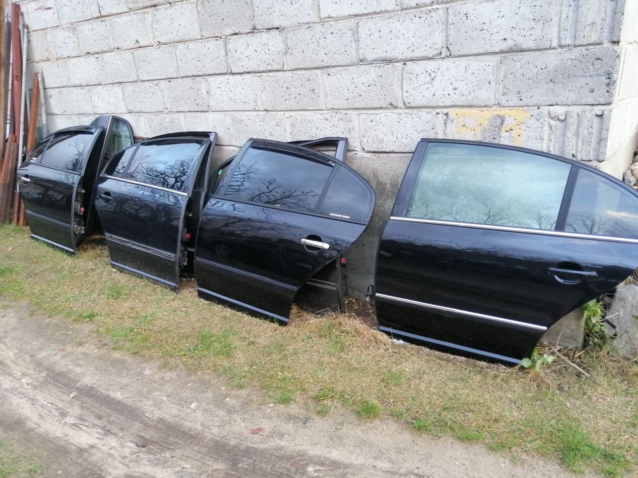 Ładne drzwi Skoda Superb 1 kod lakieru 9910 czarne
