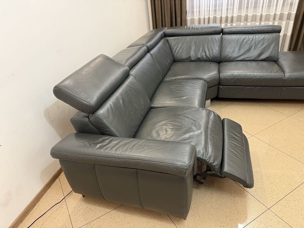 Продам кожаний диван (270х240)