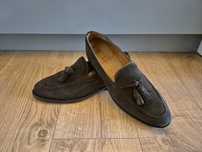 Sapatos de camurça  castanho e berloques Scalpers