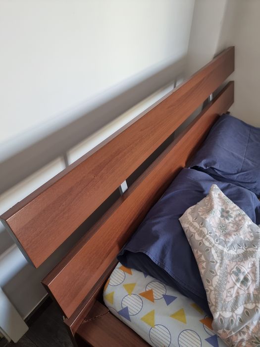 Mobília de quarto com umas marcas ou outras