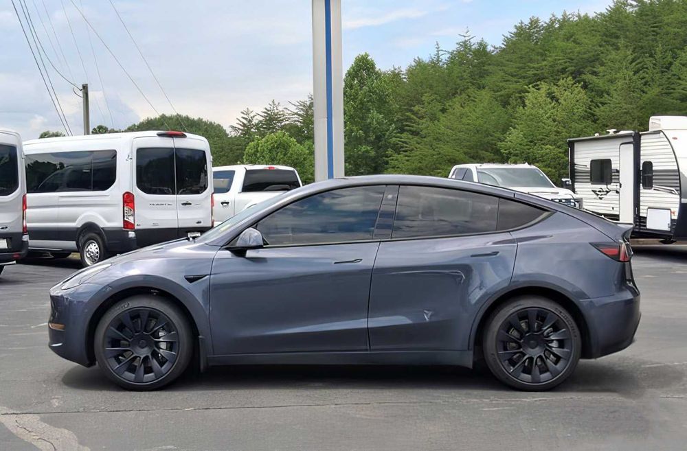 Tesla Model Y      2022