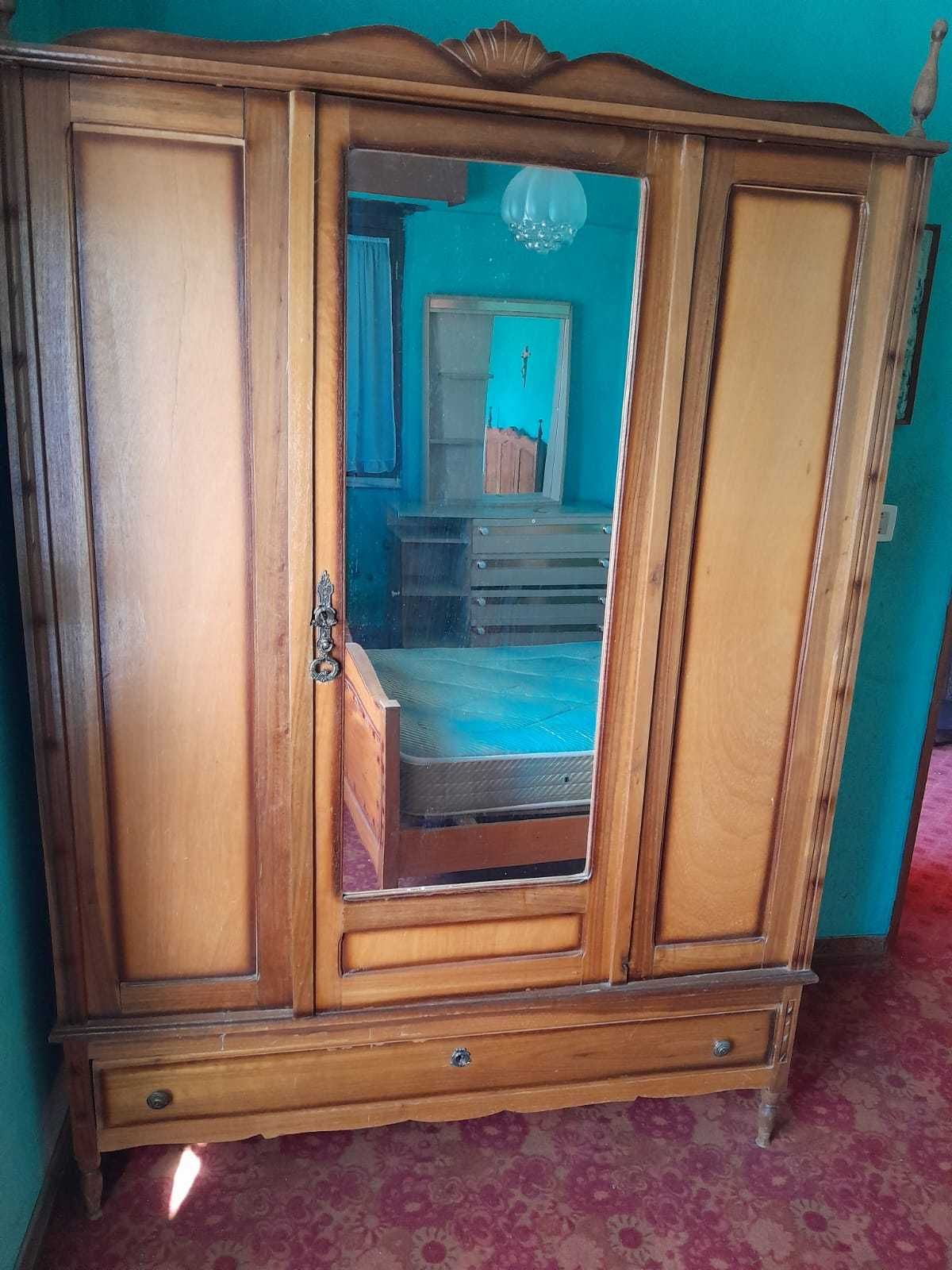 Mobília de quarto de madeira anos 70