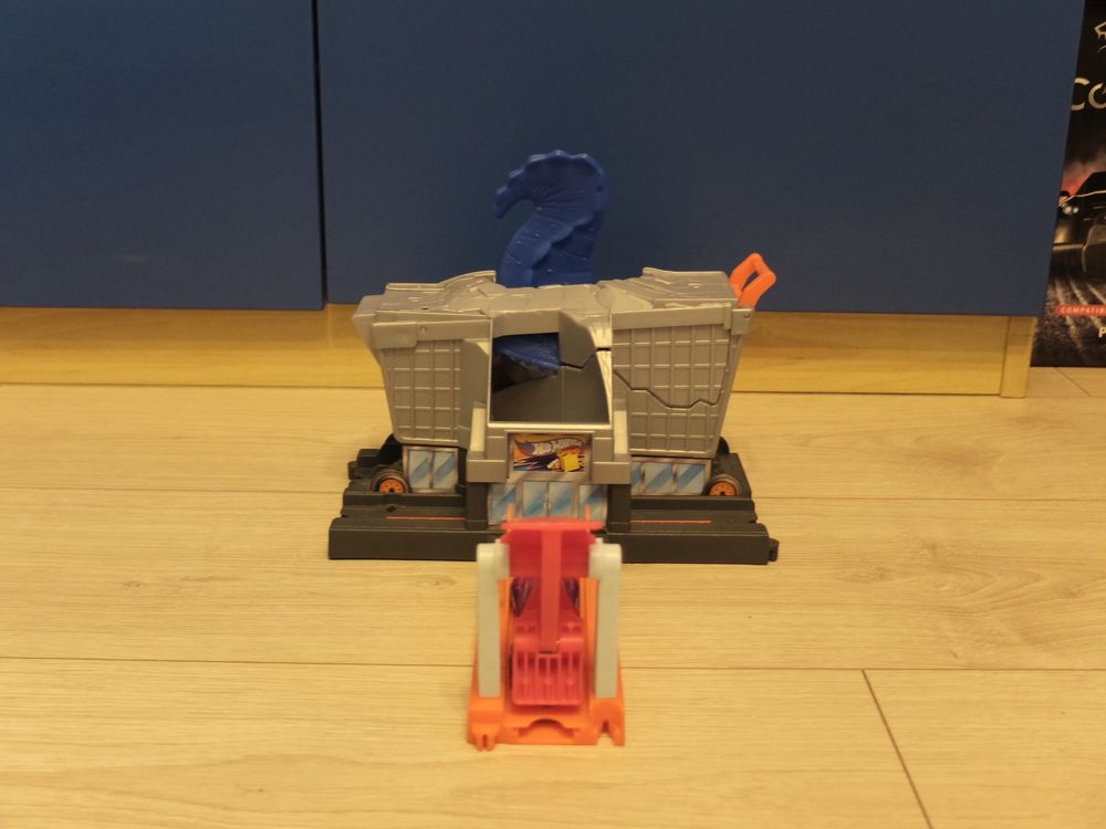 Hotwheels T-rex Grocery + monster truck hotwheels