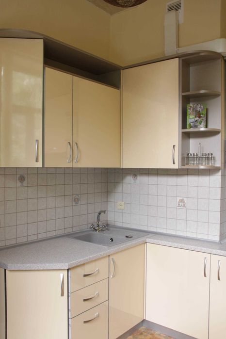 Сдем трехкомнатную квартиру в центре .