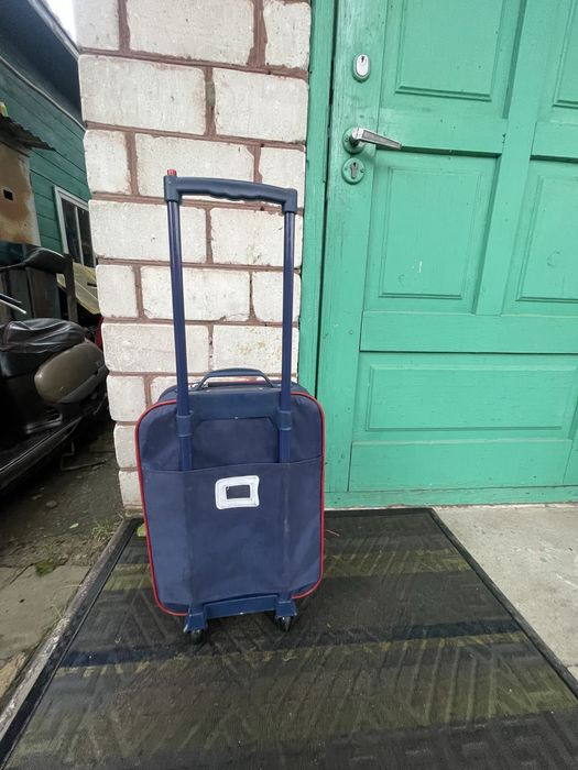 Продам дитячу валізу на колесах для подорожей