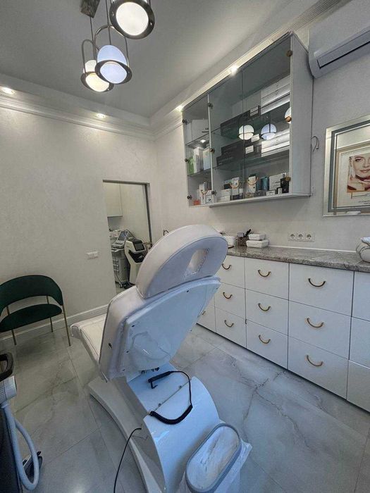 Косметологічна клініка з меблями на Печерську в ЖК KADORR