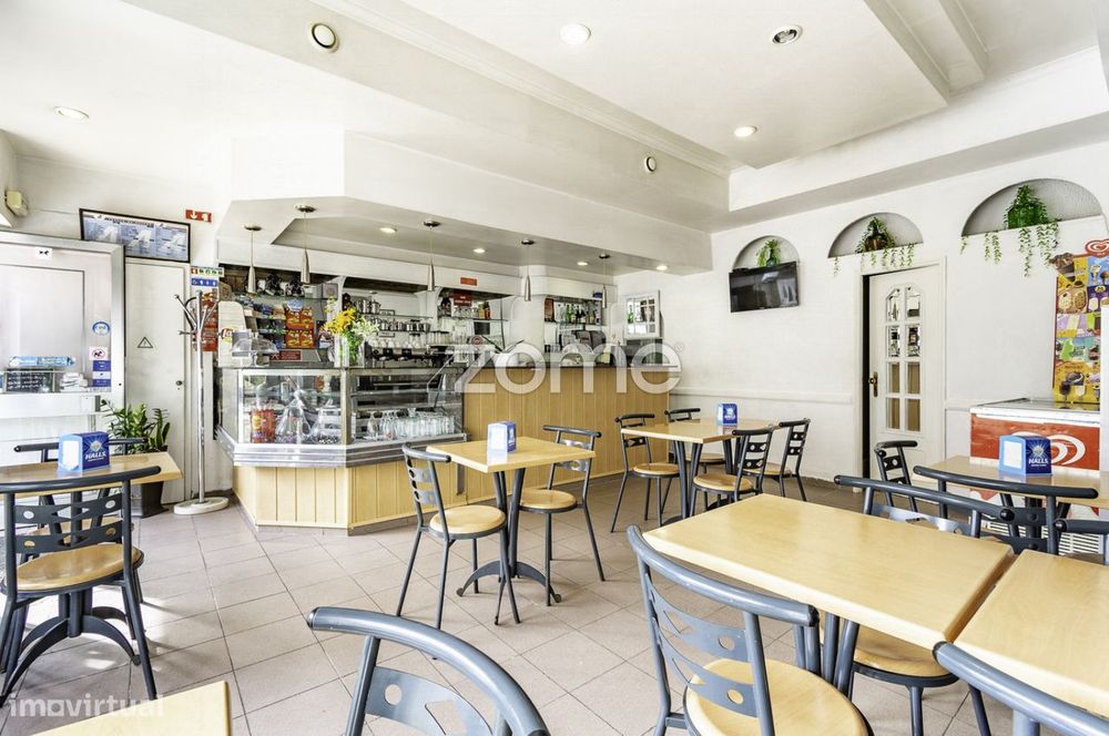Café com esplanada em Damião de Góis, Porto