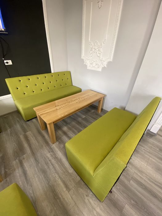 Столи ясеневі, виготовлені з білого яселя та полаковані.