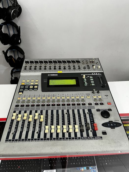 Мікшерний пульт Yamaha Digital Console 01V
