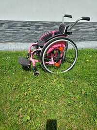 Wózek inwalidzki dla dziewczynki