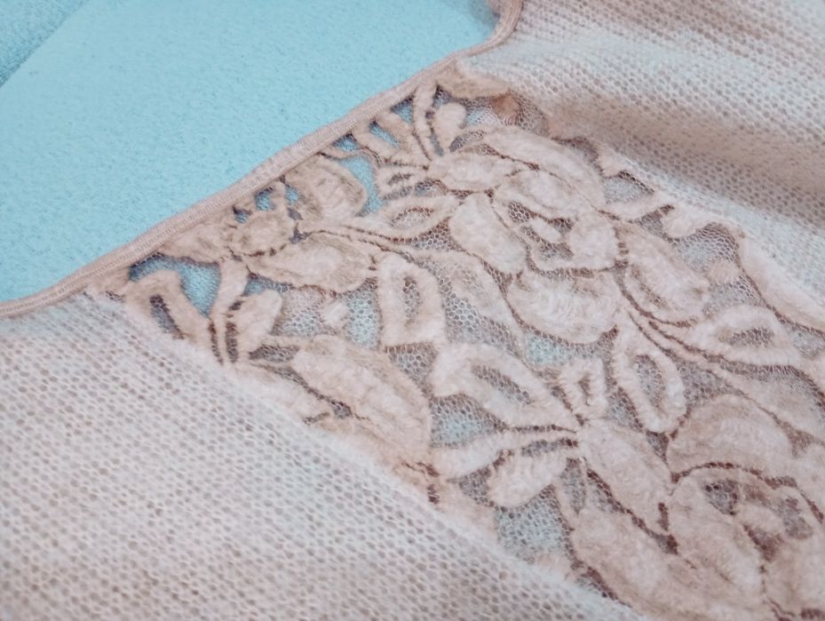 Sweterek z koronką i serduszkiem