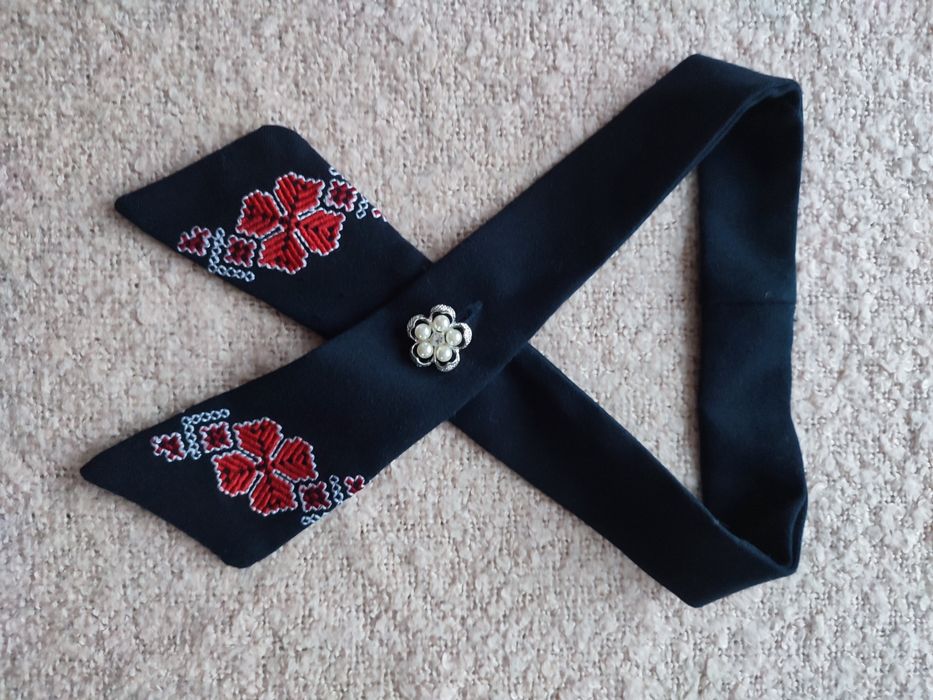 Краватка вишита, дівчача