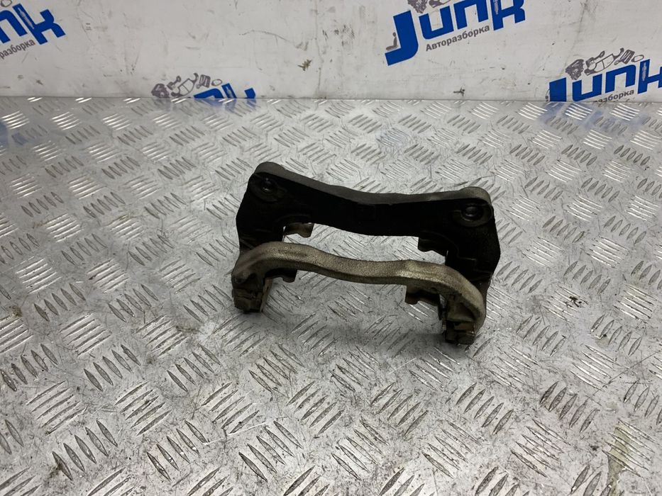 Скоба переднего левого суппорта 26225AG070 для Subaru Outback 5 BS 201