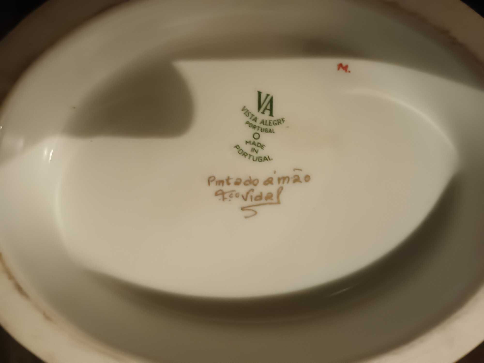 Conjuntos em porcelana Vista Alegre pintados à mão por Francisco Vidal