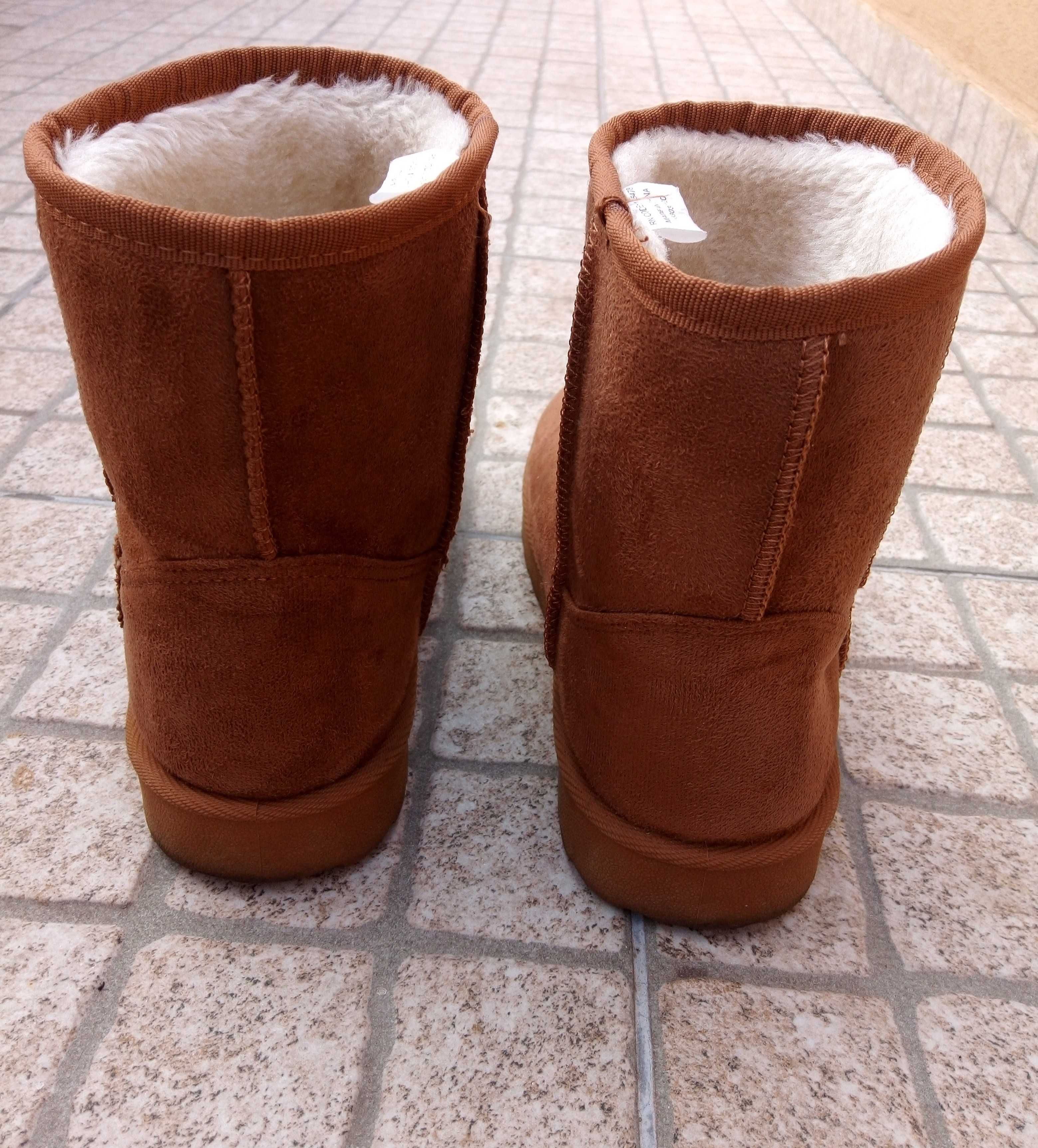 Botas pantufas com pêlo castanhas