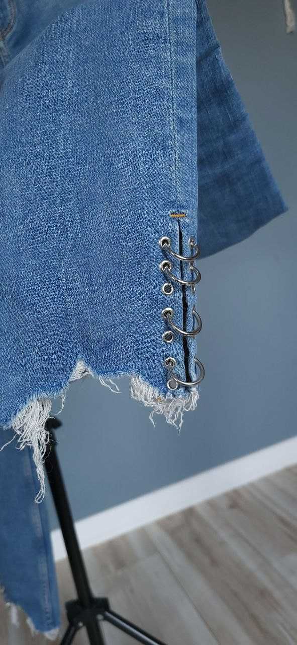 Niebieskie spodnie jeansowe skinny z dziurami niski stan Zara Woman