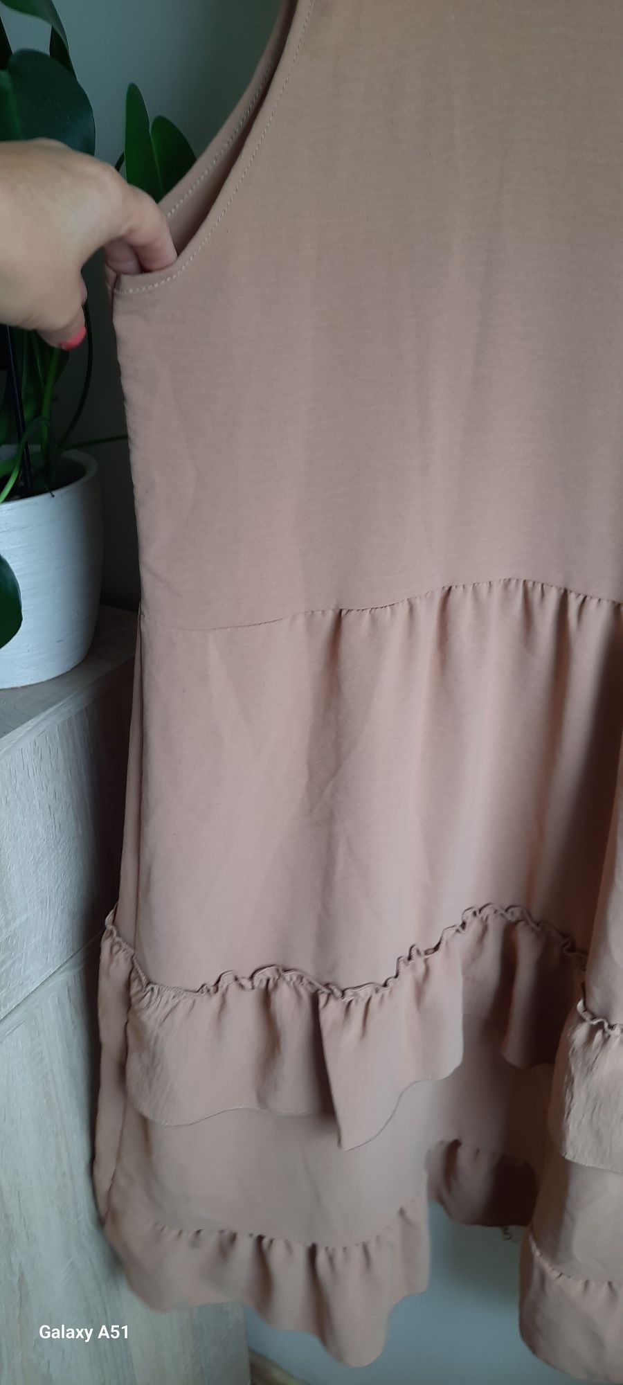 Duża sukienka karmelowa falbany oversize Plus Size