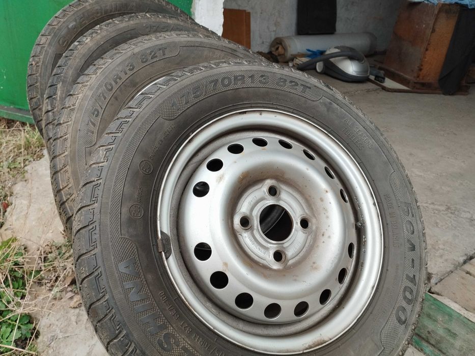 Автомобільні колеса в зборі