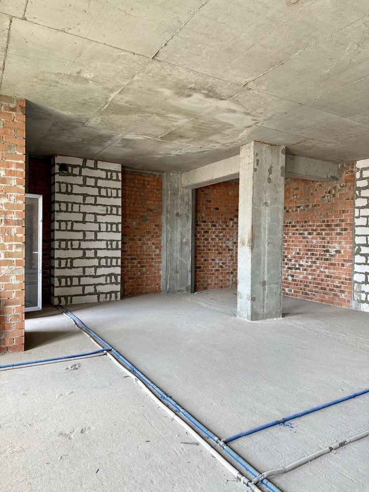 Продається велика квартира у центрі міста з видом на річку