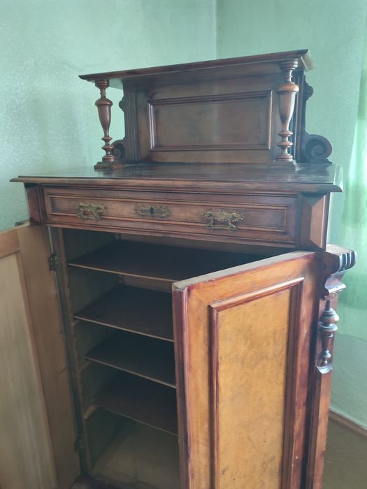 Stara piękna bieliżniarka