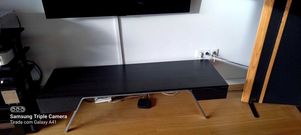 Movel TV em madeira maciça