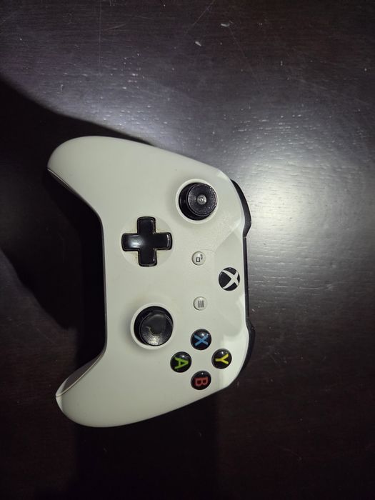 XBOX One S 1TB + 2 Comandos + Shadow of War