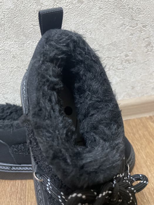 Уги ботинки теплі зимові 40 розмір.