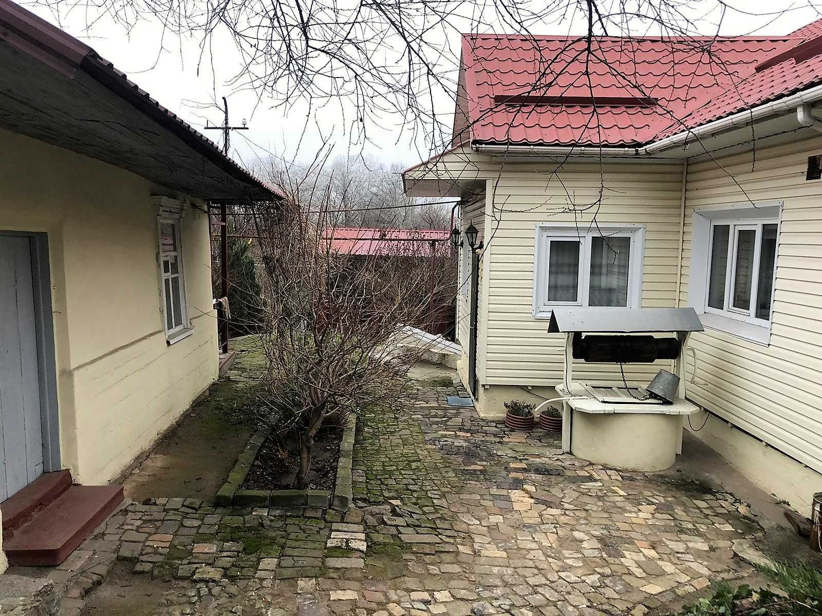 Продам 2-поверховий будинок з гаражем і ділянкою Таромське