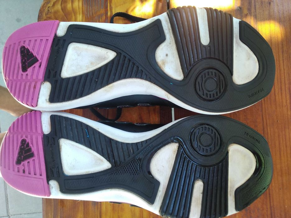 Продам кроссовки Adidas женские размер 39 длина по стельке 24 см