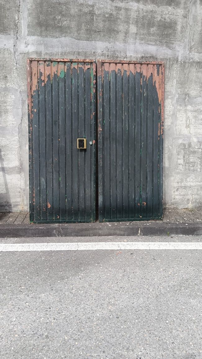 Portão grande em ferro de duas folhas