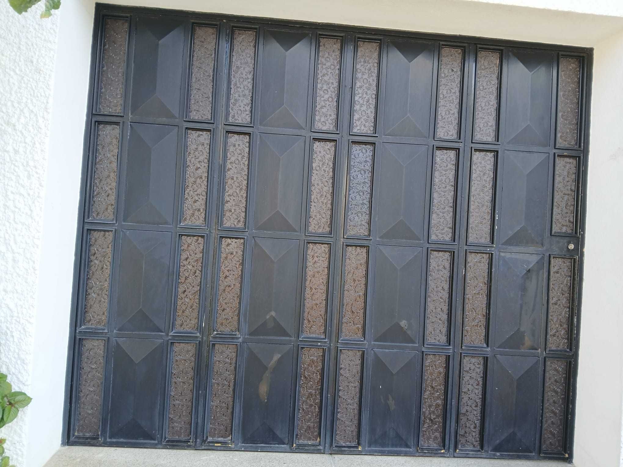 Portão garagem com porta de serviço