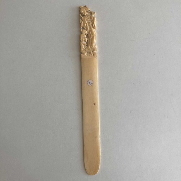 Abridor de cartas com Gueixa esculpida a mão - Japão